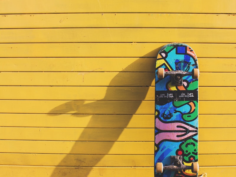 街头滑板运动场景 - 年轻潮人穿着亚洲胜游品牌运动服在都市街头进行滑板运动，背景有手绘火焰和速度线特效